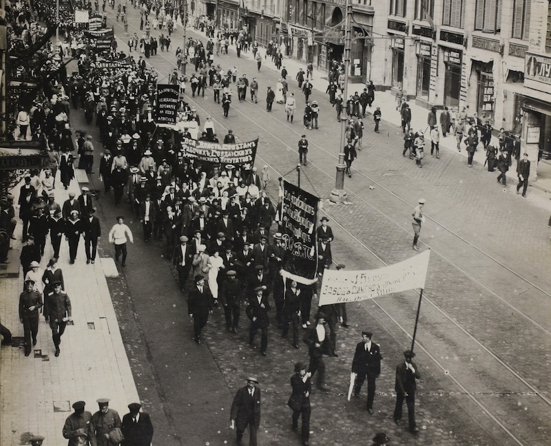 Демонстрации 1917 год. Демонстрация в Петрограде 1917. Июльская демонстрация в Петрограде в 1917 году. Митинг Большевиков июль 1917.