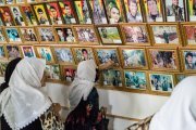 Après une cérémonie en mémoire d'une combattante du PKK, Beritan, les femmes âgées font le tour des portraits de leurs proches.