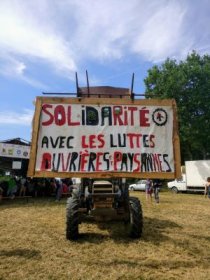 Pancarte «Solidarité avec les luttes ouvrières et paysannes» à un rassemblement dans la Zone à défendre de Notre-Dame-des-Landes.