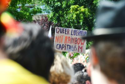 Traduction de la pancarte: «Émancipation queer, pas capitalisme arc-en-ciel.»