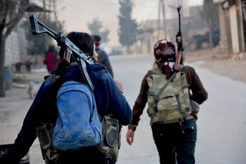 Trois femmes armées en habits civils defendent Afrin